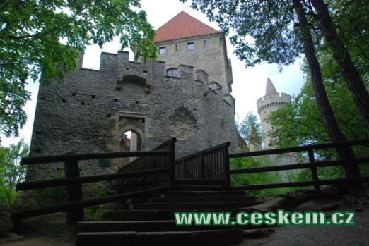 Příchod ke hradu Kokořínu.